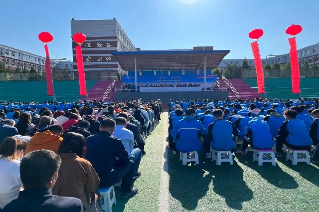 和林格爾縣第一中學高中部舉行開學典禮暨軍訓閉營儀式
