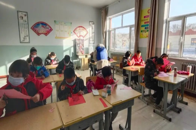 和林縣開展 “童趣無限 共護未來” 關愛兒童走進董家營小學剪紙繪畫活動