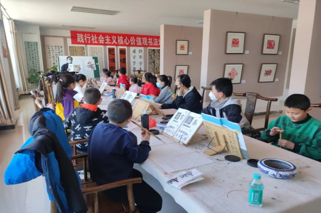 和林格爾縣文化館舉辦國畫 書法 剪紙公益培訓活動