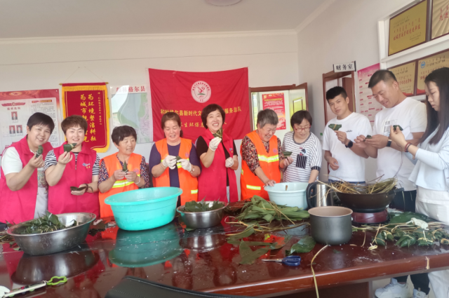 縣住房和城鄉建設局開展“粽葉飄香 濃情端午”關愛環衛工人包粽子活動