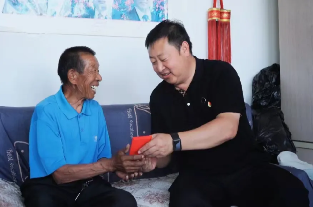 李六小走訪慰問生活困難黨員