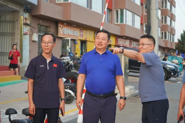 李六小就創建全國文明城市工作進行現場辦公