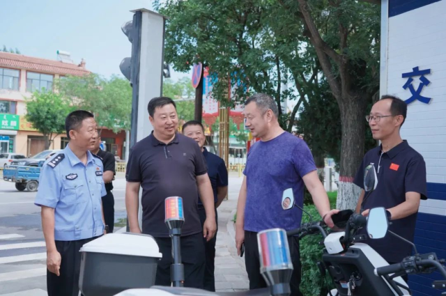 李六小就創建全國文明城市工作和秋季開學準備工作進行現場辦公