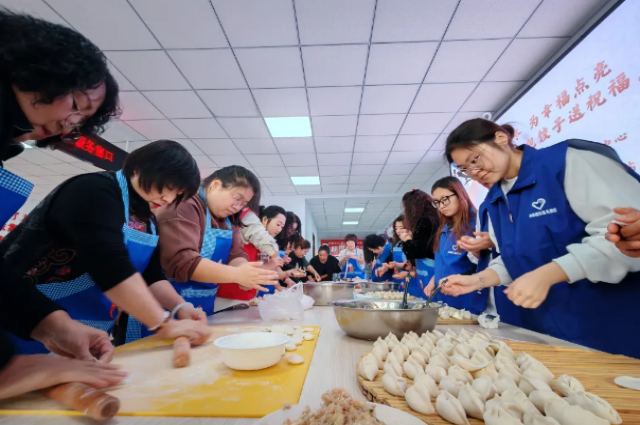 和林格爾縣開展青城暖冬 為幸福點亮情暖冬至——包餃子送祝福活動